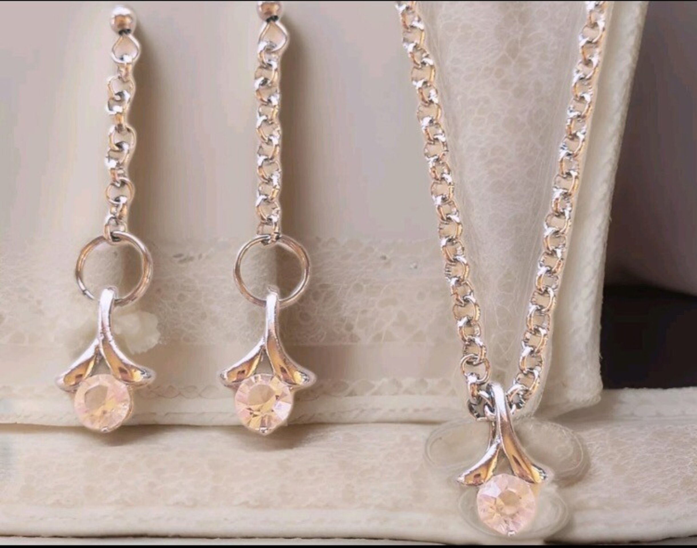 Conjunto collar y pendientes plateados con colgante de strass - 5