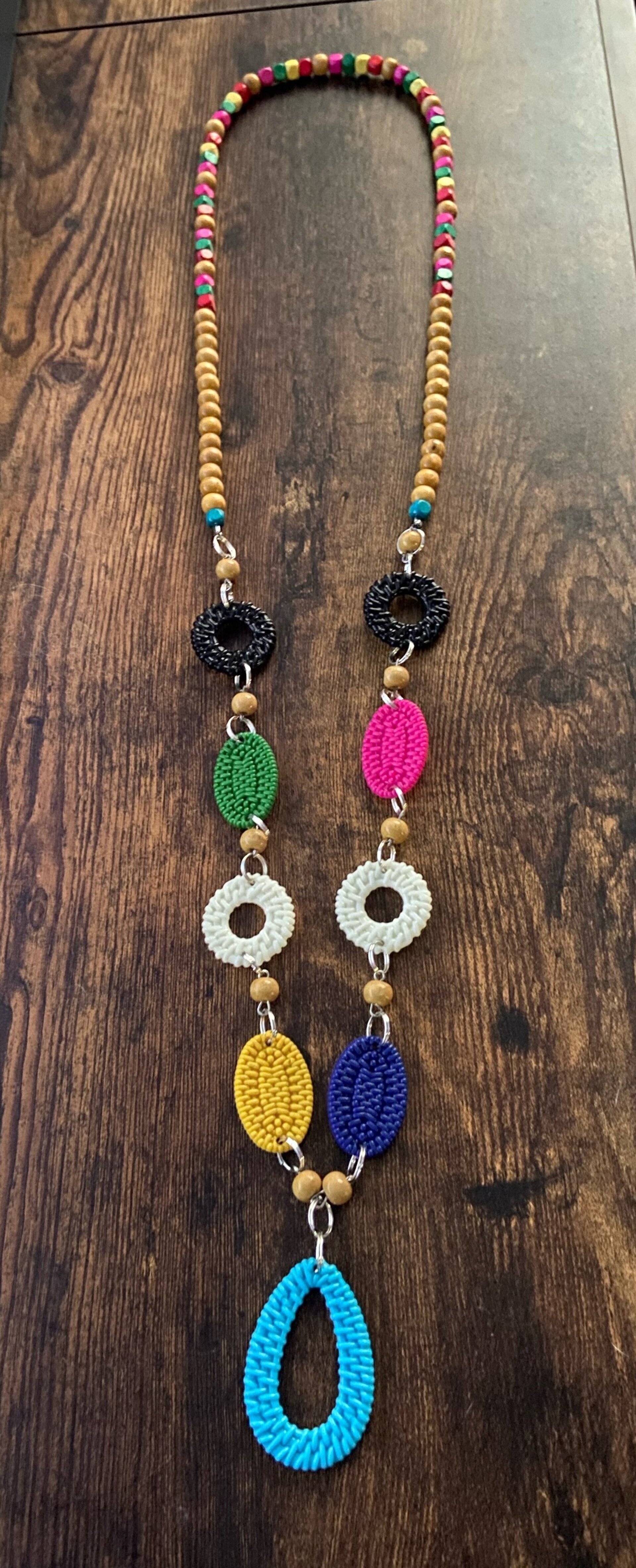 Collar de madera con cuentas de colores - 1