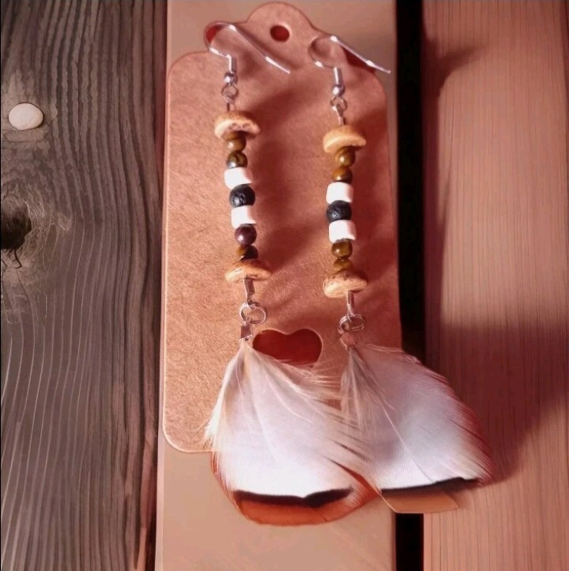 PENDIENTES BOHEMIOS PLUMA NATURAL GRIS PERDIZ - 3