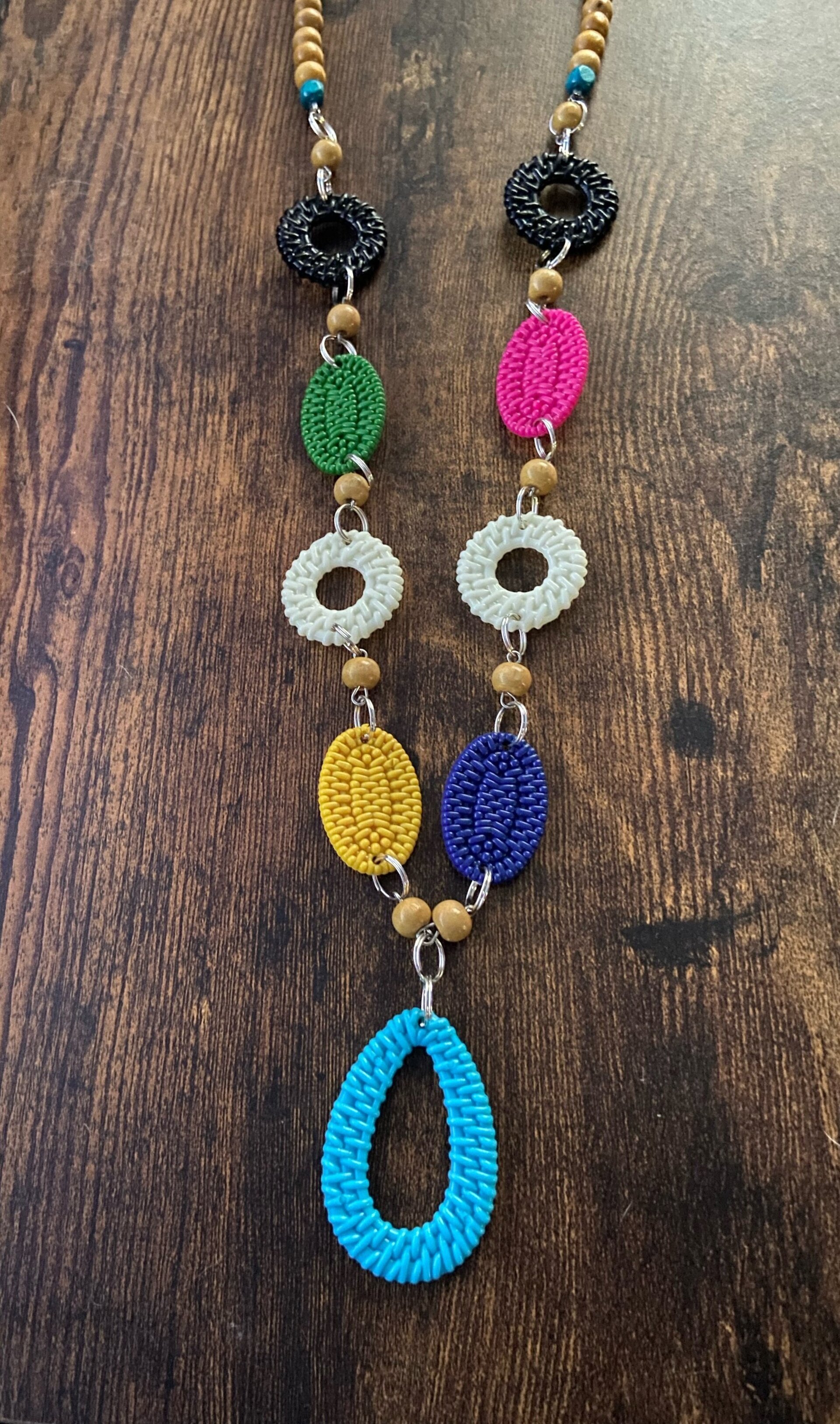 Collar de madera con cuentas de colores - 5