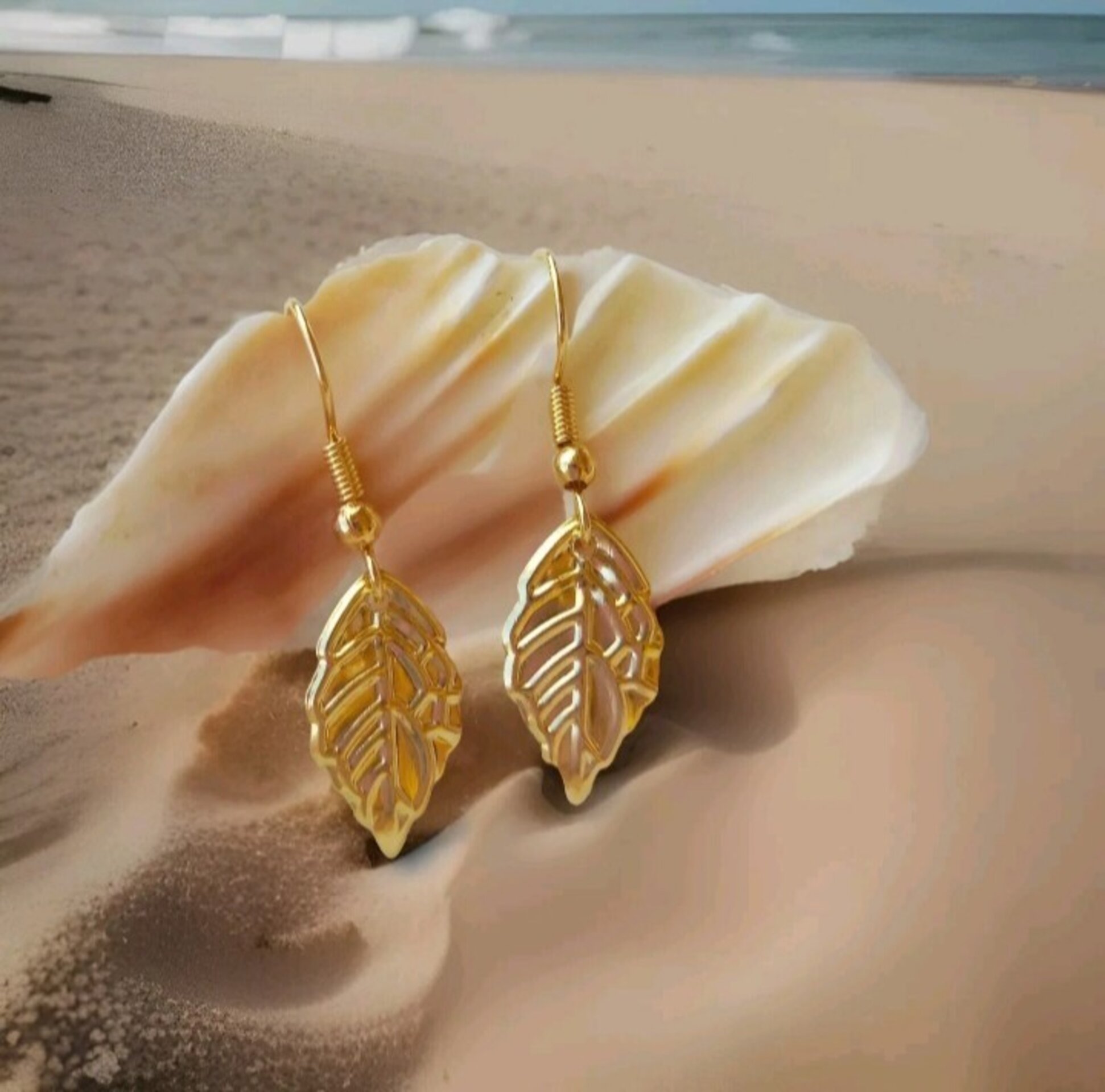 PENDIENTES CON FORMA DE HOJA  DORADOS - 2
