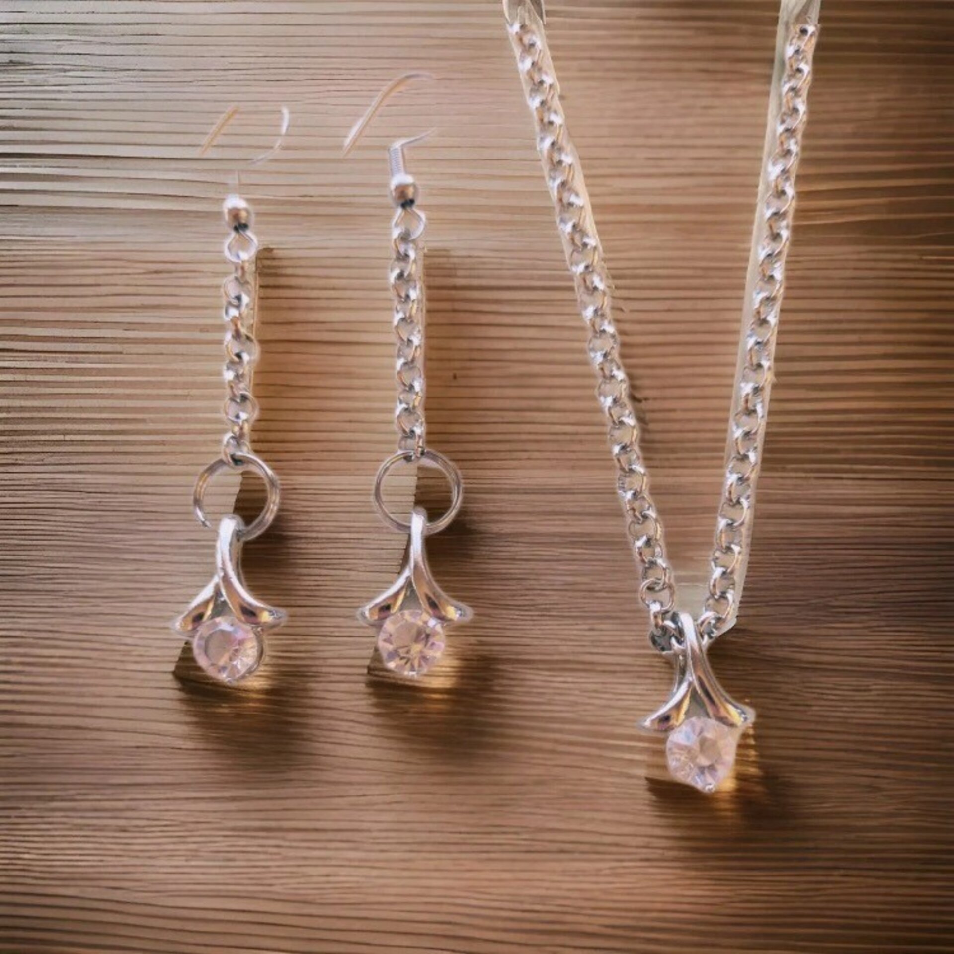 Conjunto collar y pendientes plateados con colgante de strass - 4