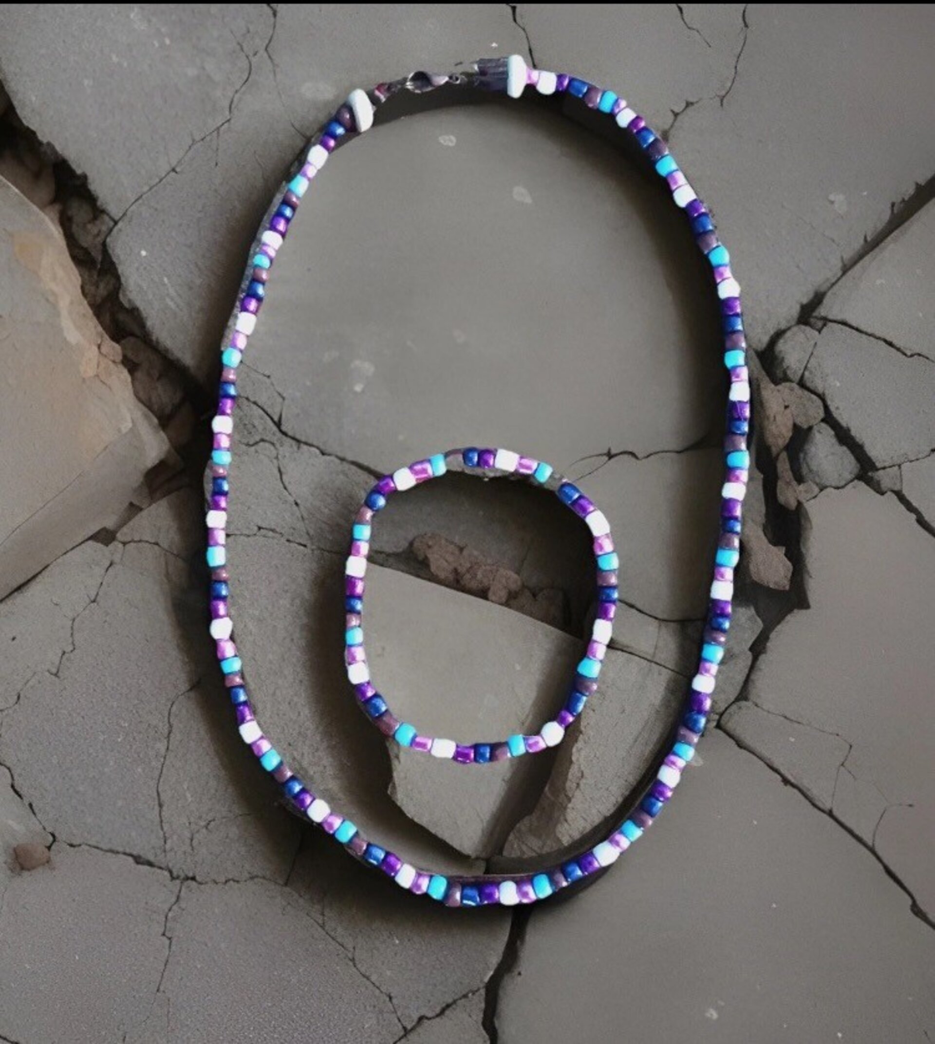 Conjunto de collar, pulsera y pendientes con cuentas acrílicas de colores - 5