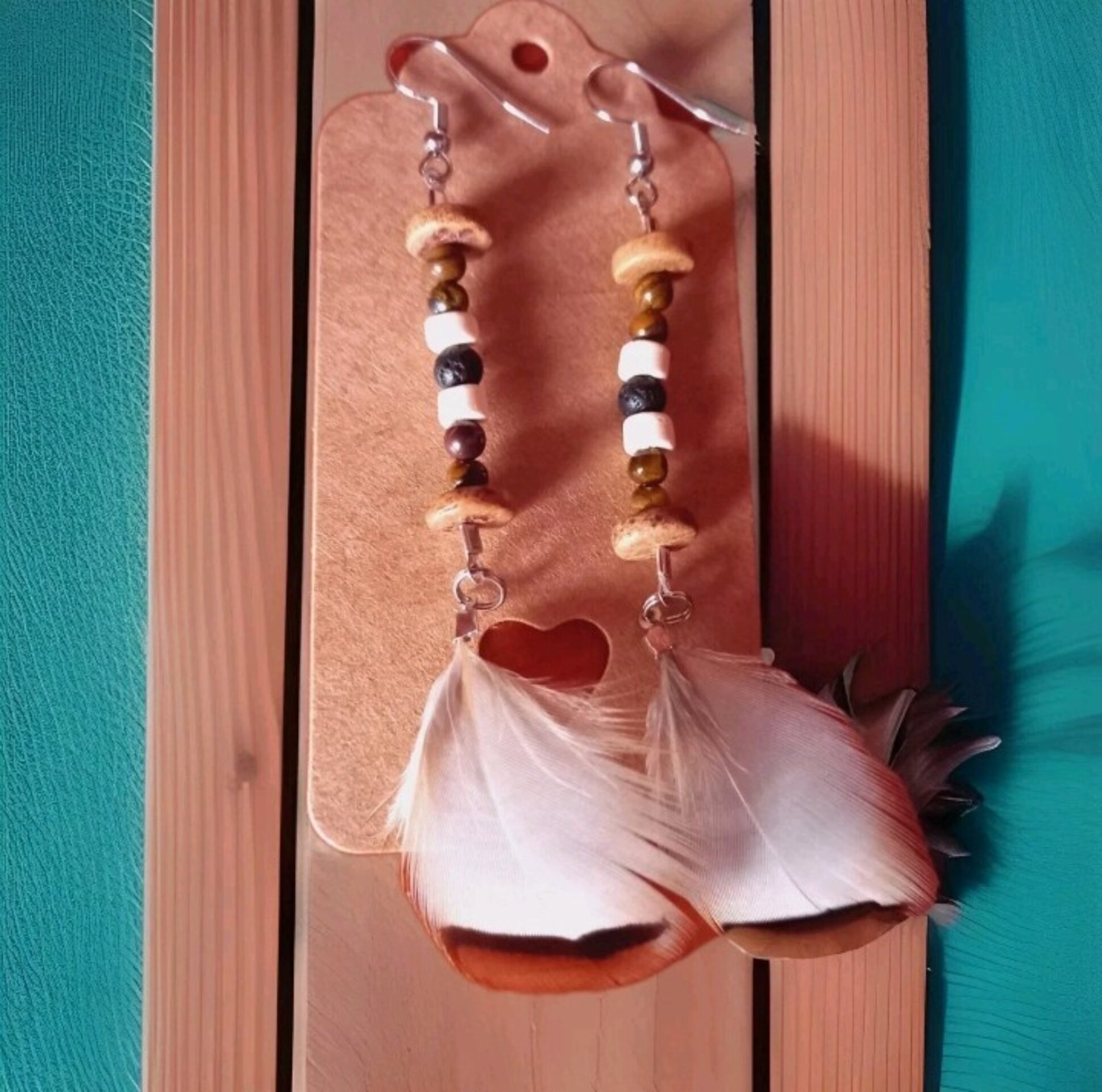 PENDIENTES BOHEMIOS PLUMA NATURAL GRIS PERDIZ - 7