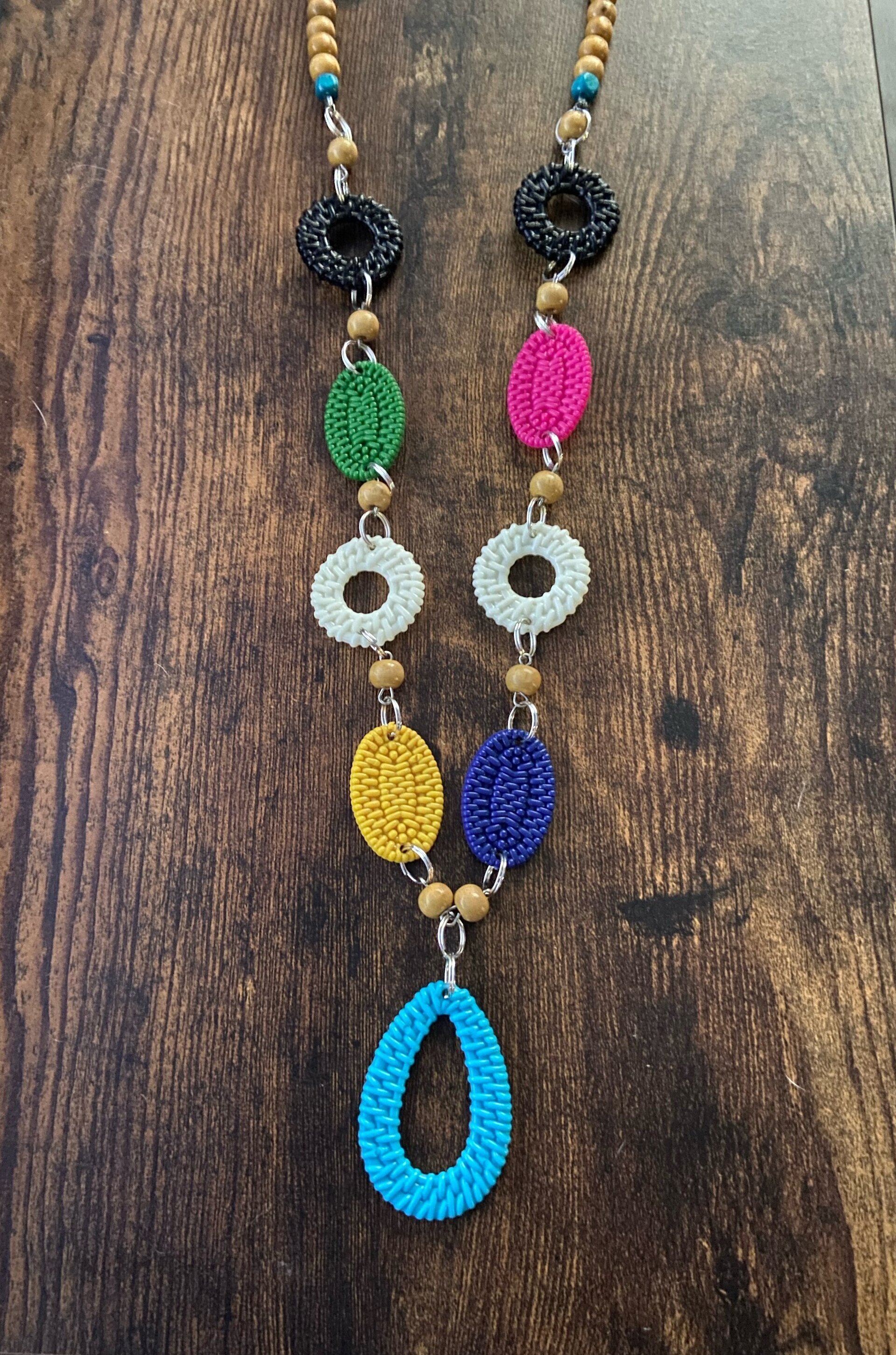 Collar de madera con cuentas de colores - 7