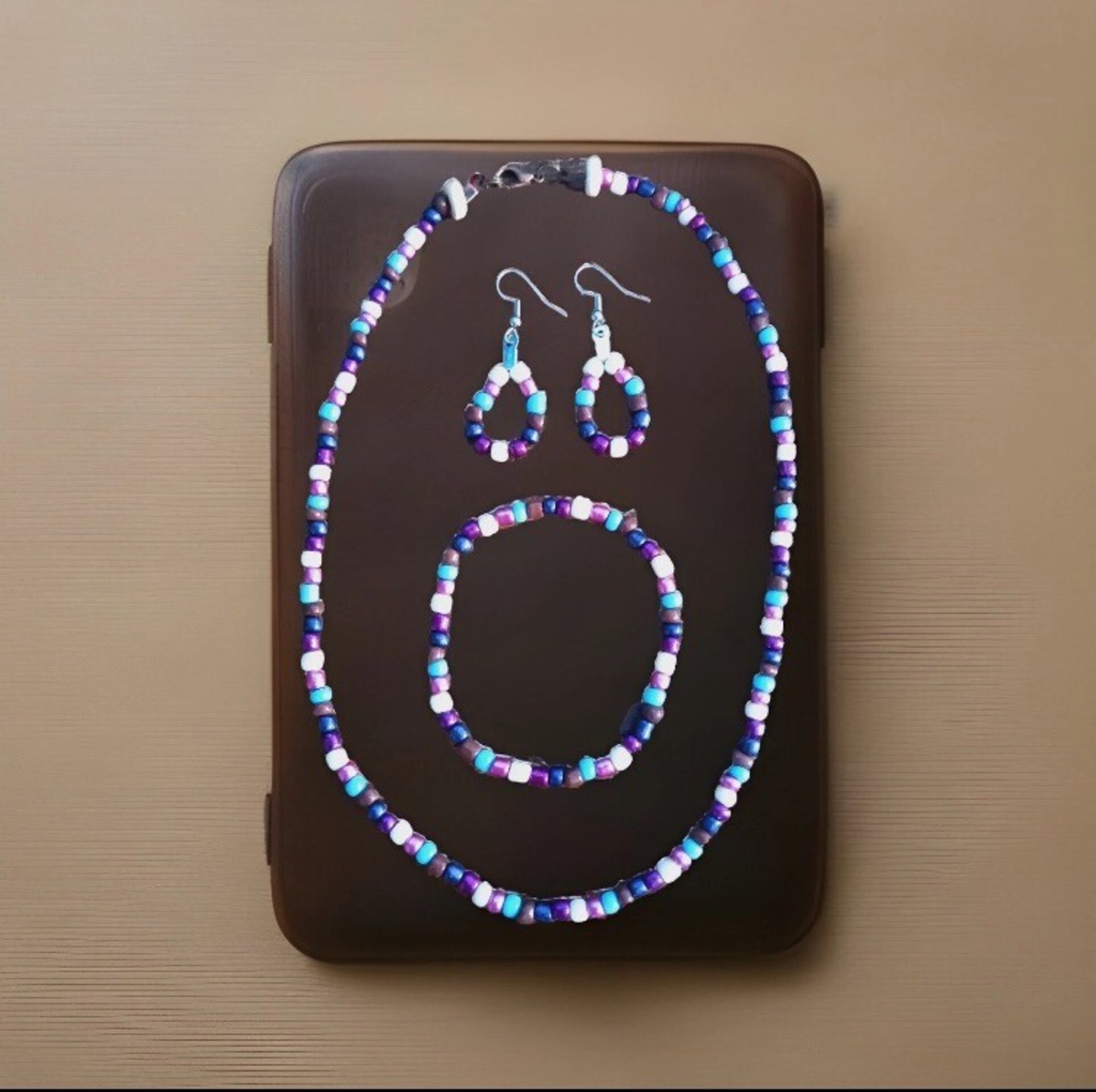 Conjunto de collar, pulsera y pendientes con cuentas acrílicas de colores - 6