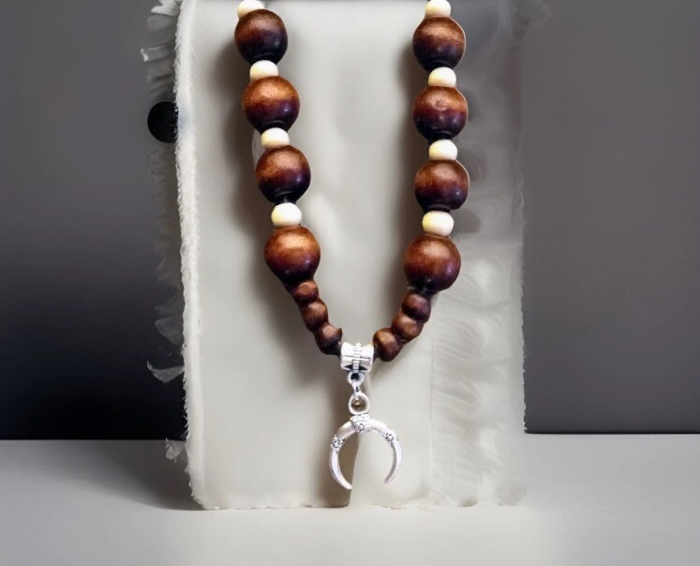 Conjunto pulsera y collar de madera con colgante cuerno - 3