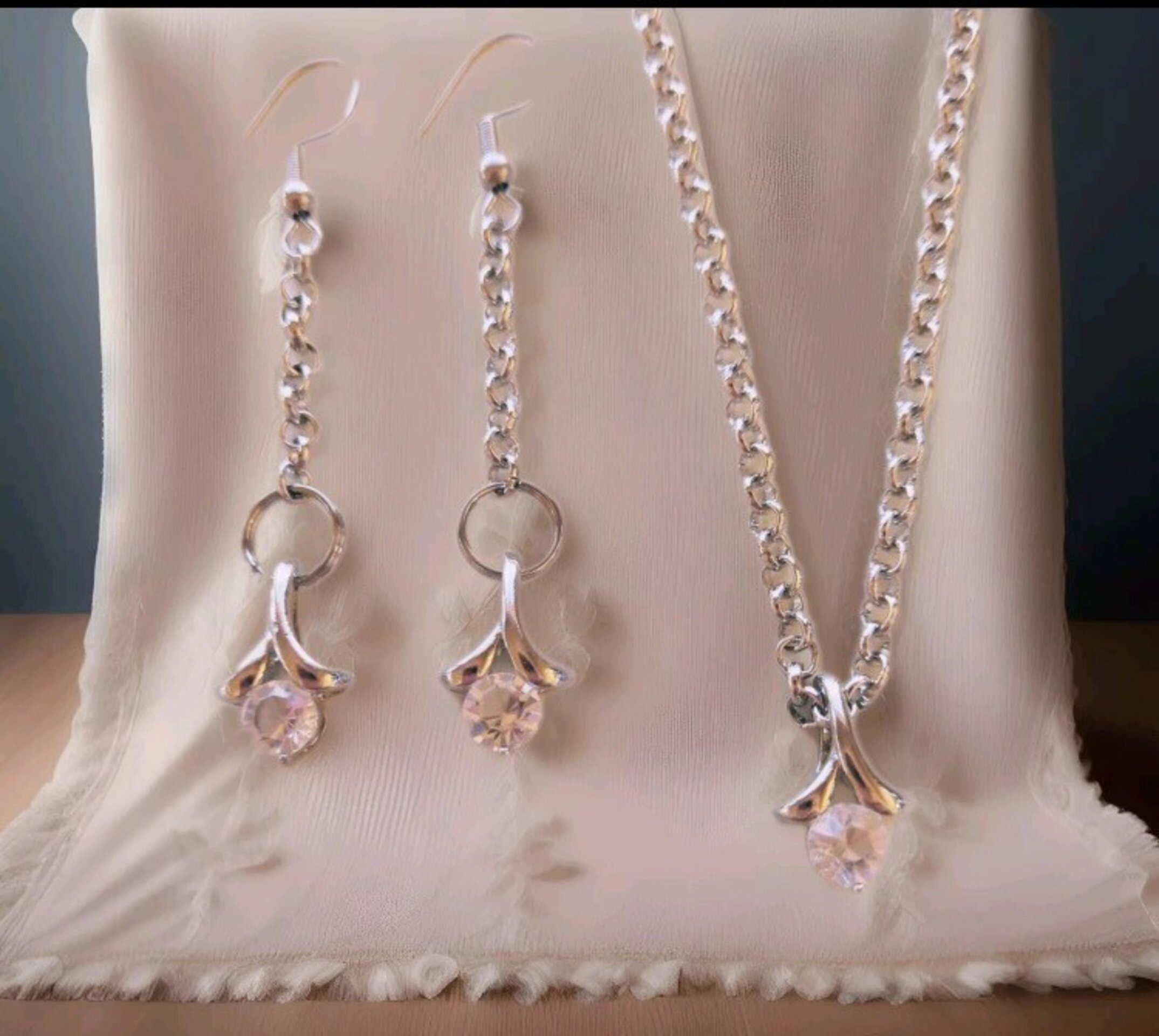 Conjunto collar y pendientes plateados con colgante de strass - 3