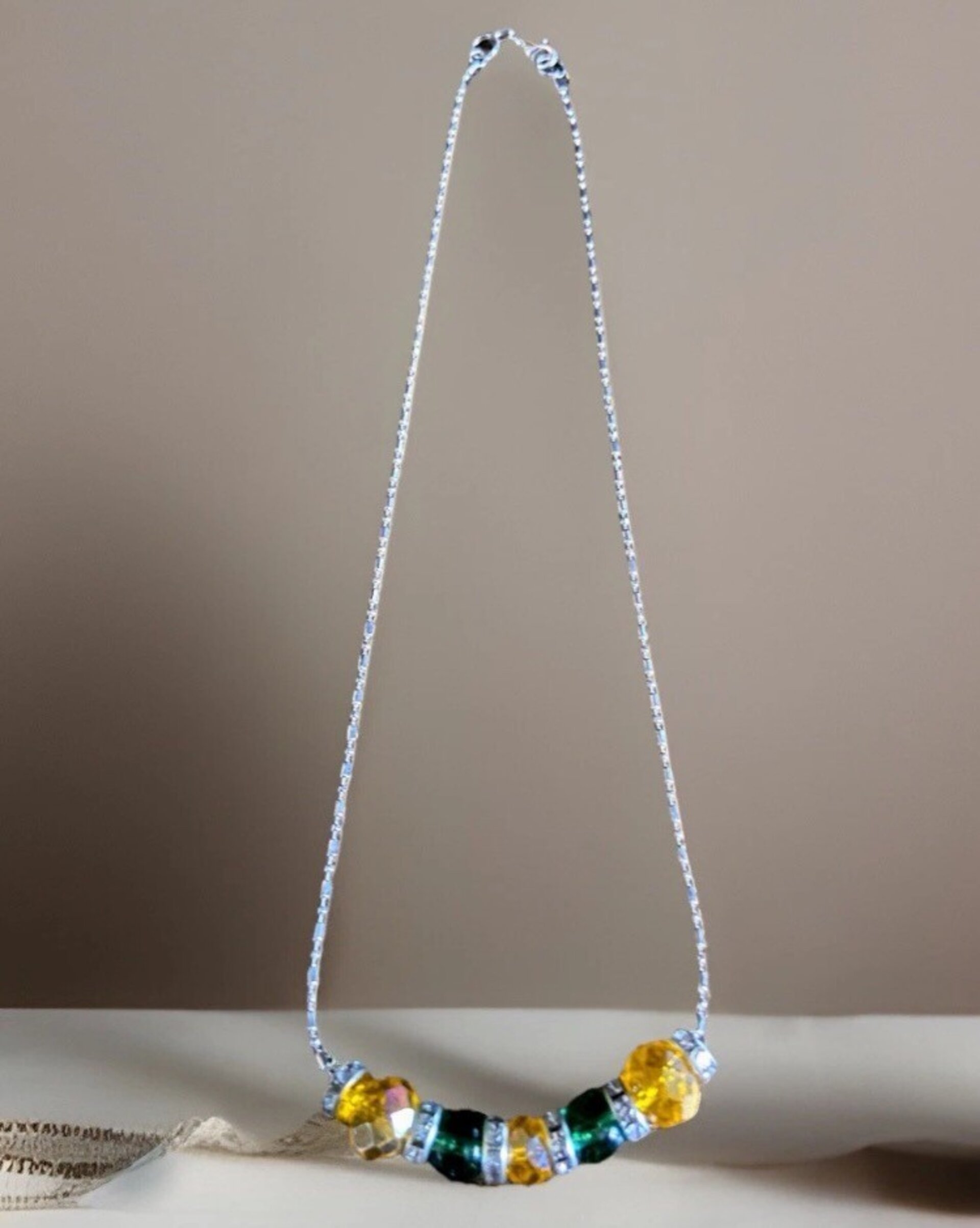 Gargantilla plateada con Cristal amarillo y verde esmeralda - 4