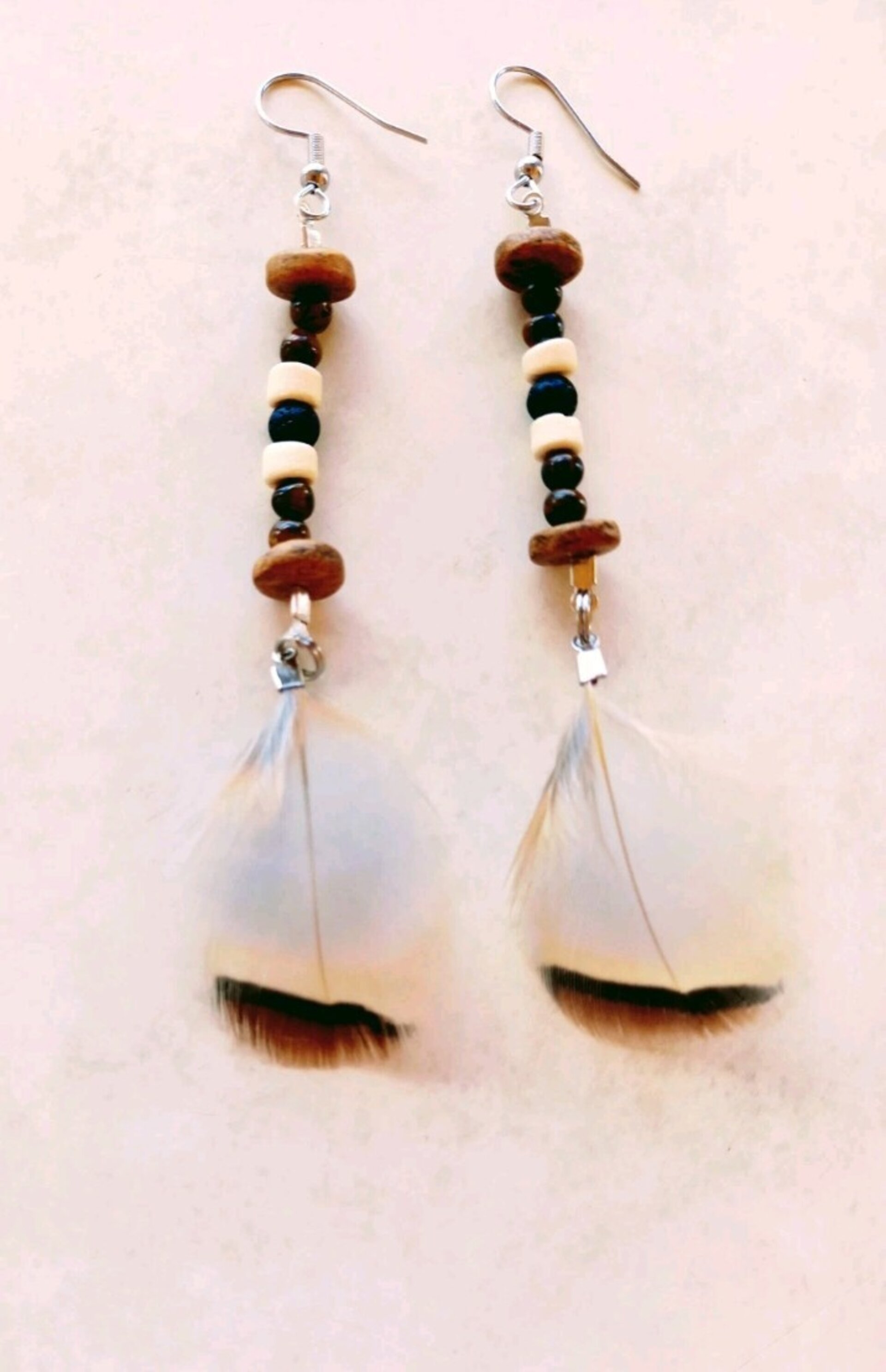 PENDIENTES BOHEMIOS PLUMA NATURAL GRIS PERDIZ - 2