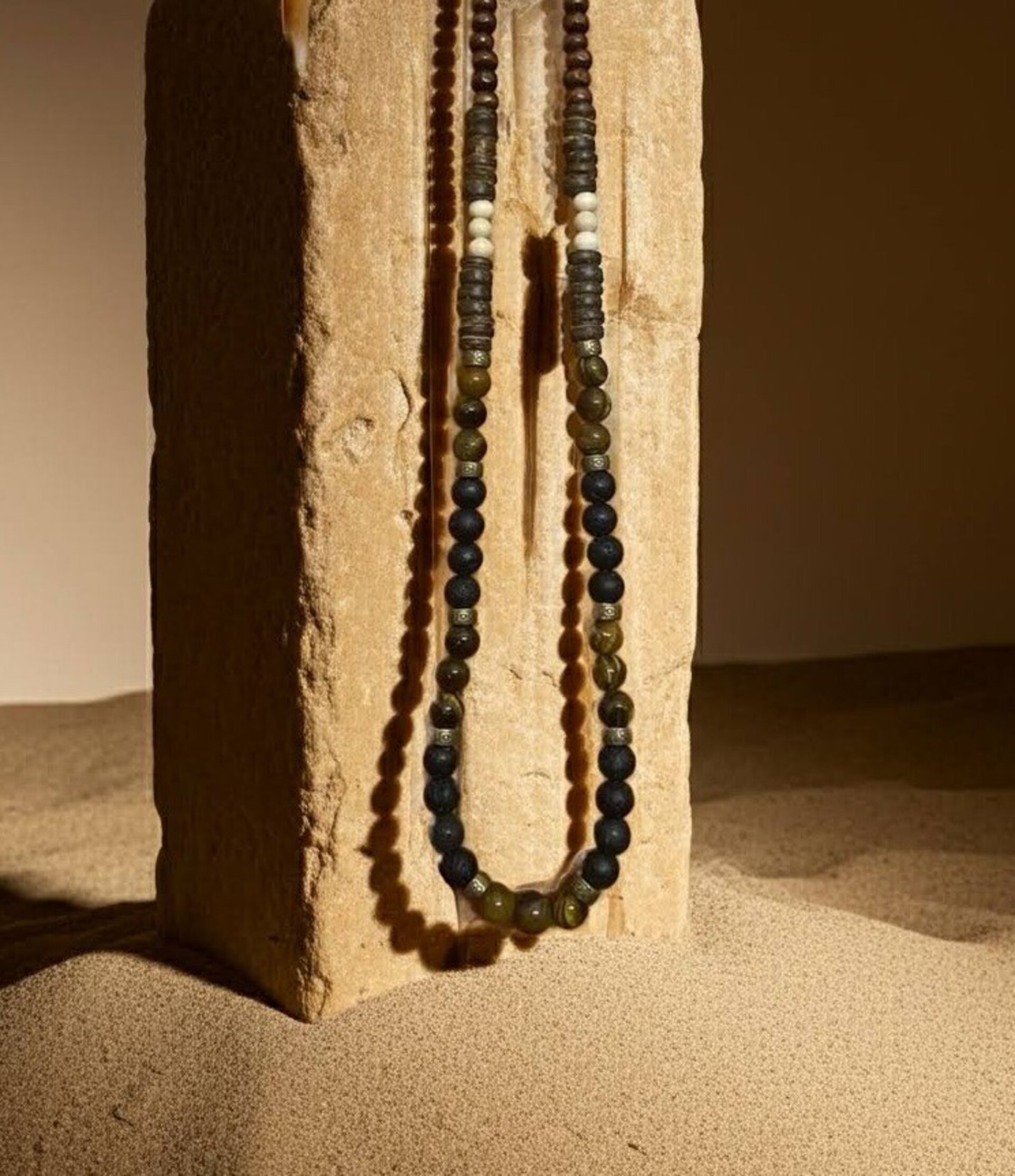 Collar bohemio para hombre piedra volcánica y ojo de tigre - 5